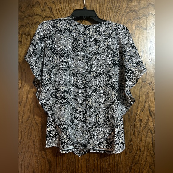 Black and white Kim rogers blouse- size petite large. - Picture 2 of 2